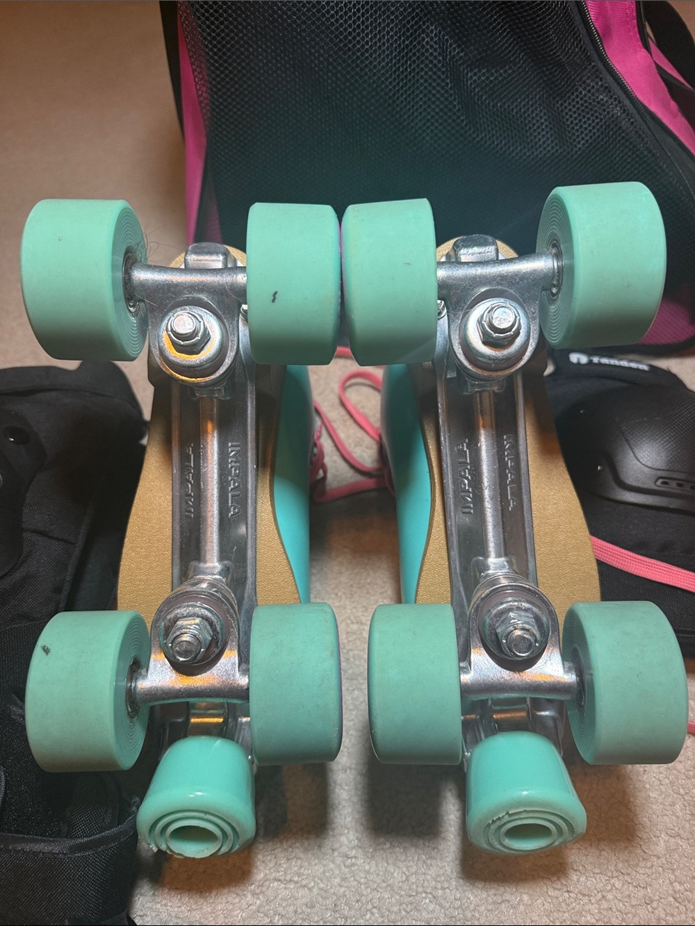 Impala Mint & Coral Quad Roller Skates with Protective Gear and Pink Skate Bag - Picture 9 of 16